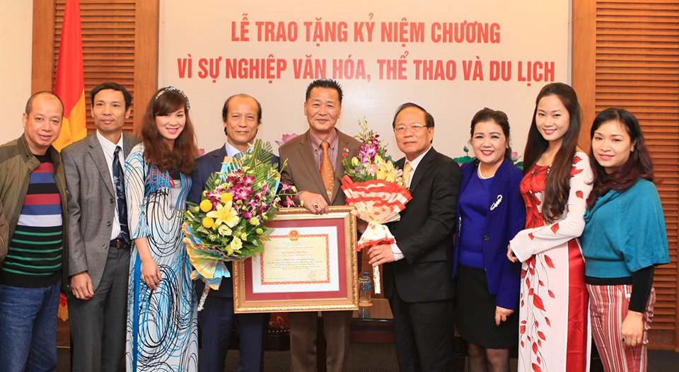 Bộ trưởng Bộ VHTTDL Hoàng Tuấn Anh trao Kỷ niệm chương Vì sự nghiệp văn hóa, thể thao và du lịch cho ông Lý Thừa Vĩnh